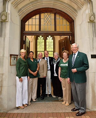 faculty, staff, retiree advisory cabinet in front of beaumont tower