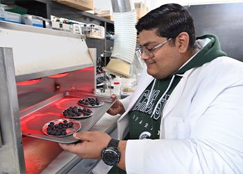 Current Rohini Desai Mulchandani Fellowship award recipient Ameen Mohamed Ziyad is researching blueberry preservation.