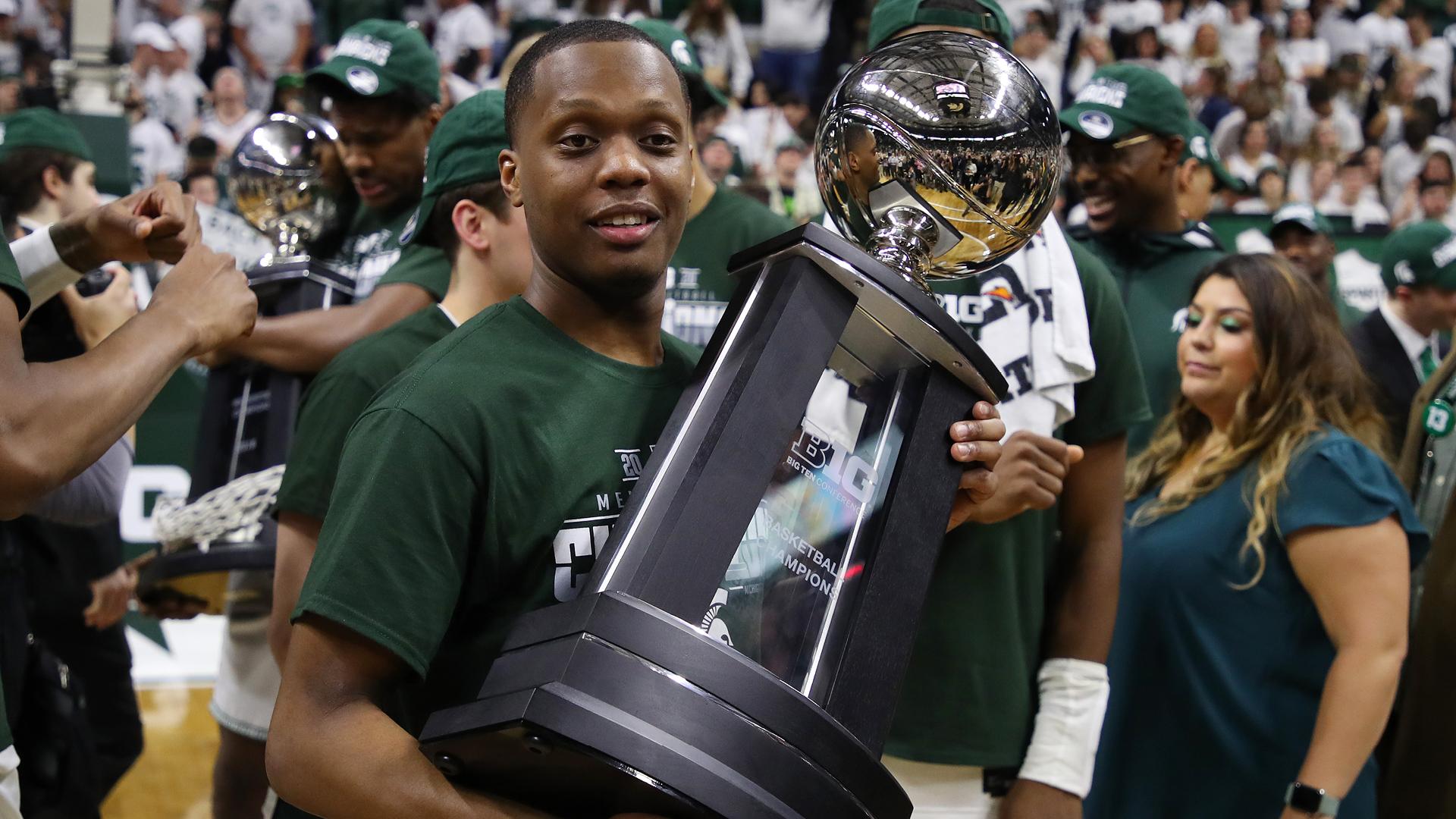 Cassius Winston holding the Holding the 2020 Big Ten Championship trophy