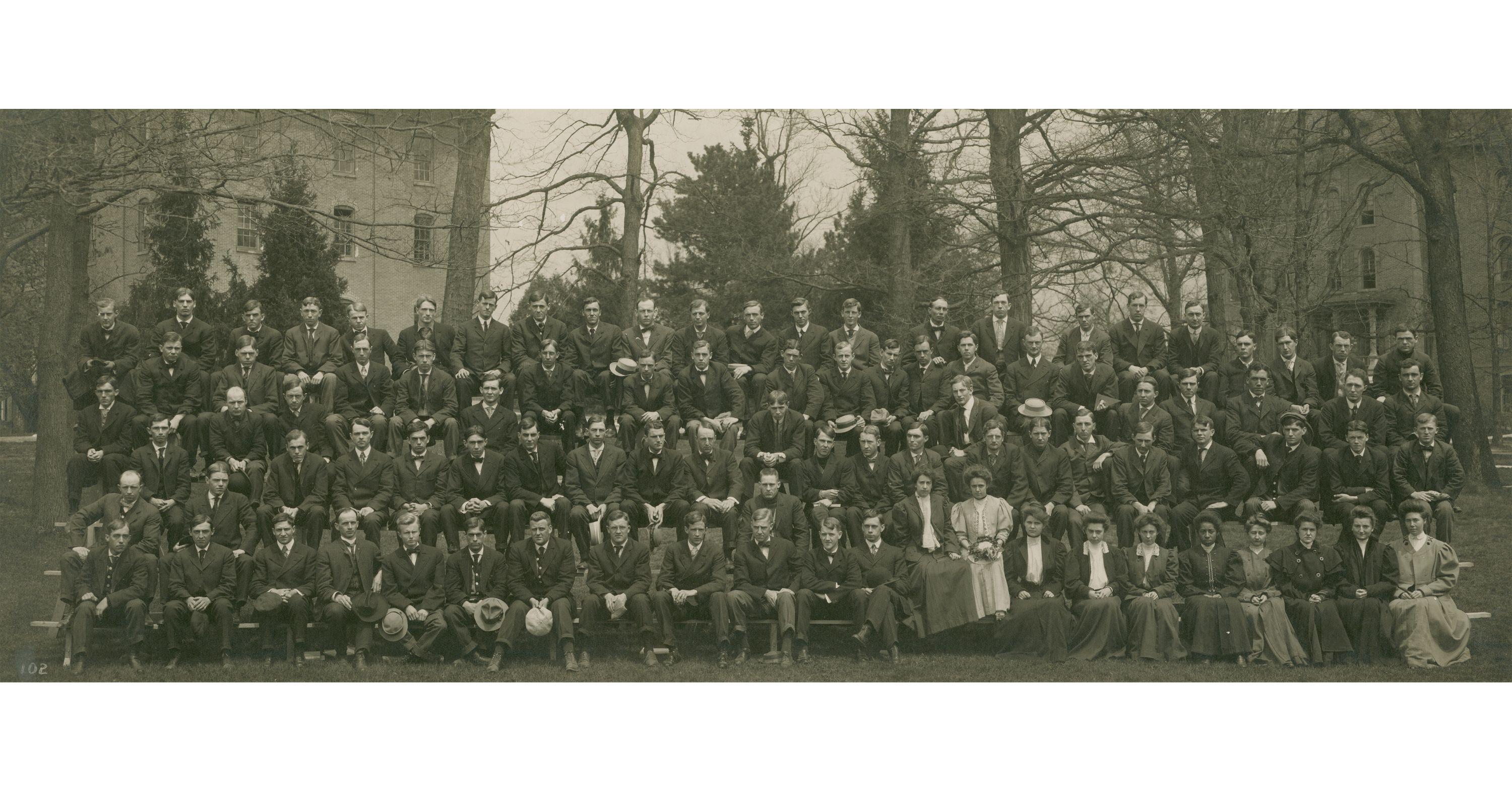 Photograph of 1907 class with Myrtle Craig Mowbray.